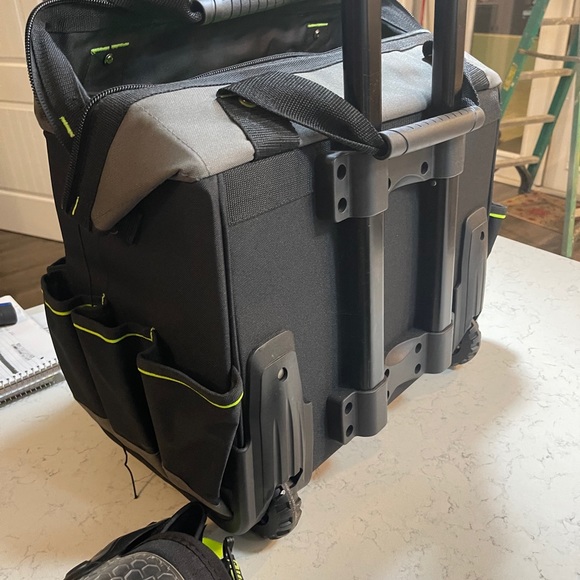 Tool box set with wheels - Picture 3 of 8